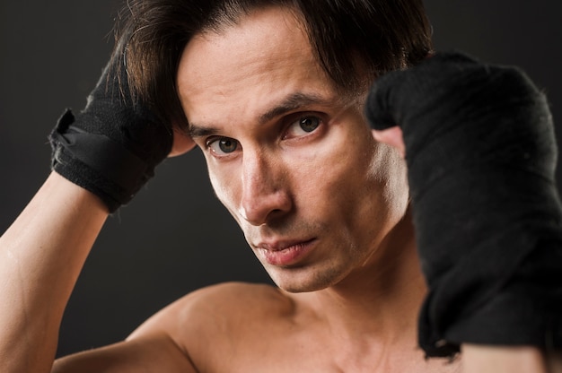 Hombre atlético posando con guantes de boxeo