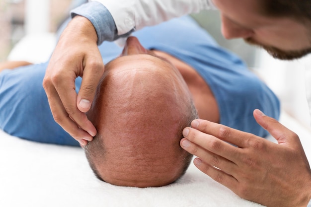 Foto gratuita hombre audaz atravesando un proceso de extracción de unidades foliculares