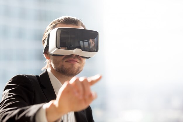 Hombre en auricular VR utilizando gestos en simulación.