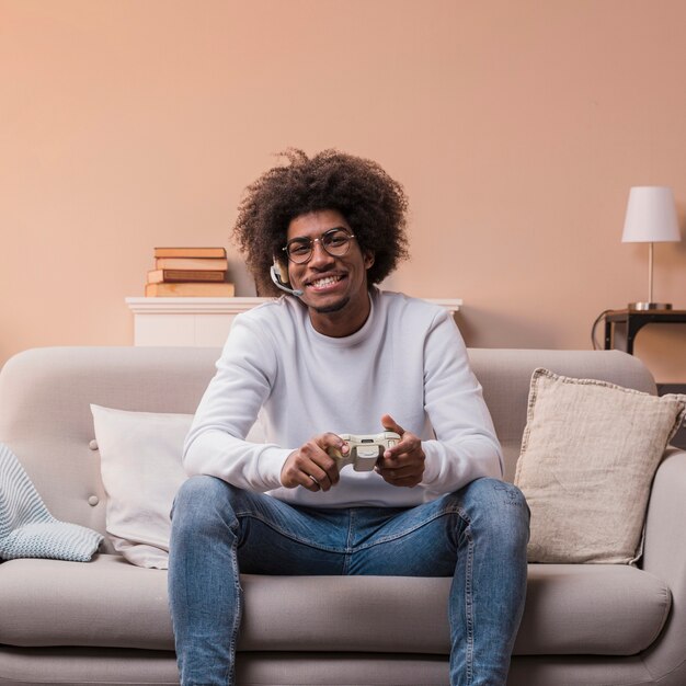 Hombre con auriculares jugando