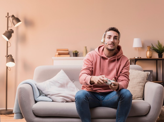 Foto gratuita hombre con auriculares jugando