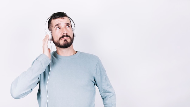 Hombre en auriculares mirando hacia arriba