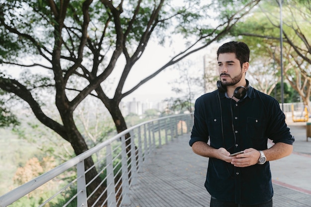 Foto gratuita hombre con auriculares mirando a otro lado