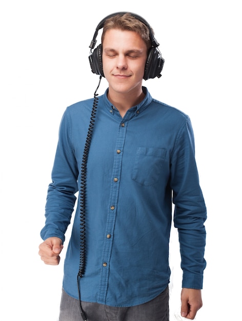 Hombre con auriculares y los ojos cerrados