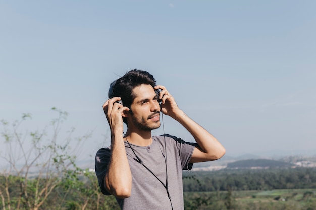 Hombre en auriculares en el parque