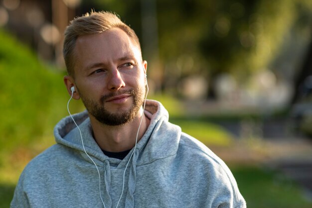 Hombre con auriculares relajarse al aire libre