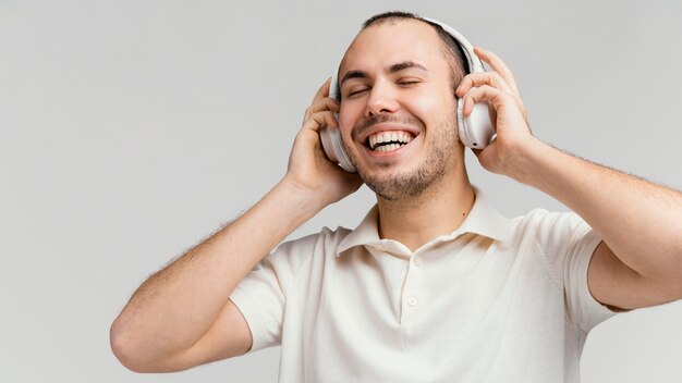 Hombre con auriculares riendo