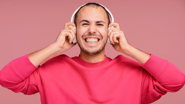 Hombre con auriculares riendo