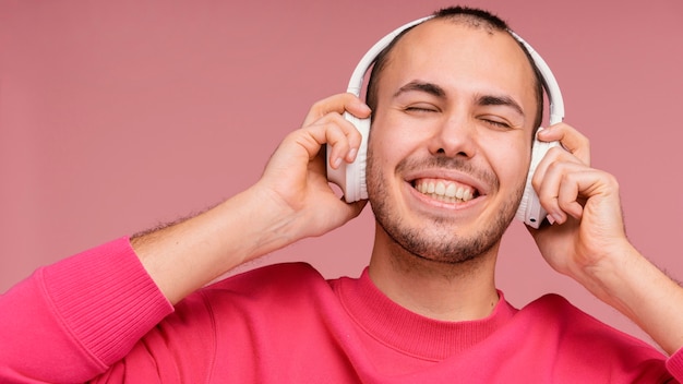 Hombre con auriculares riendo