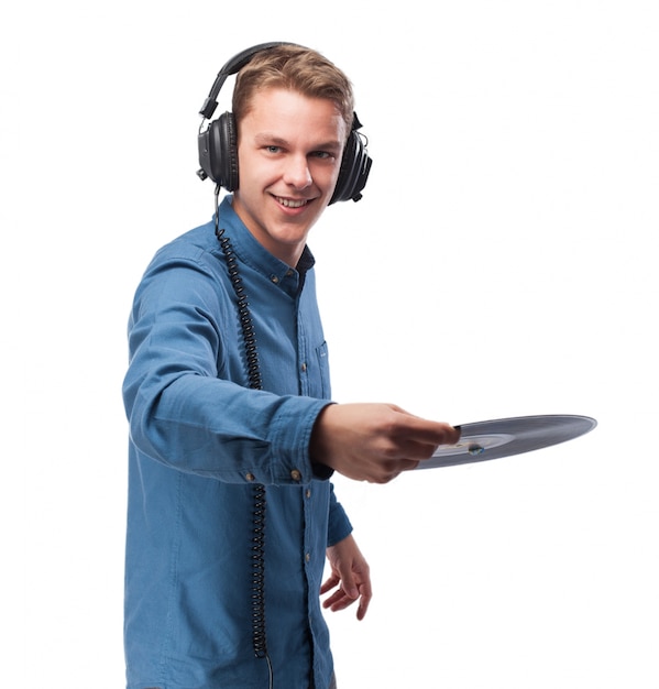 Hombre con auriculares tirando un vinilo