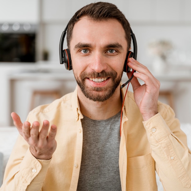 Hombre con auriculares para videollamada