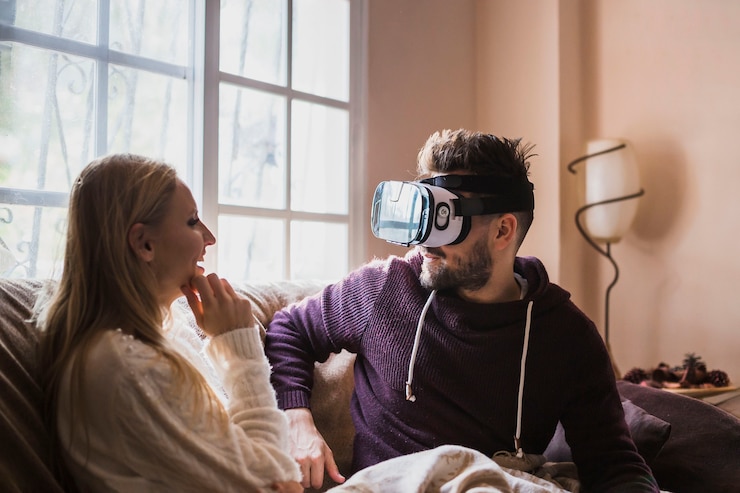 Foto gratuito hombre en auriculares vr mirando a la mujer sonriente