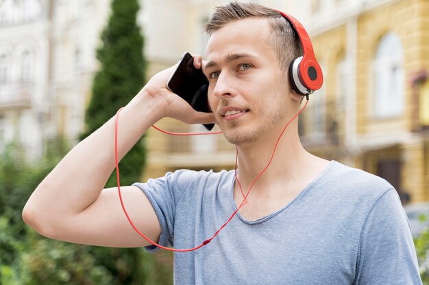 Hombre con auriculares