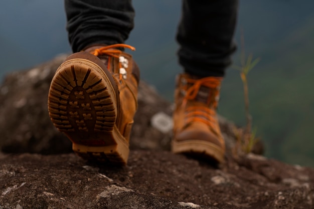 Foto gratuita hombre aventurero de ángulo bajo vivaqueando