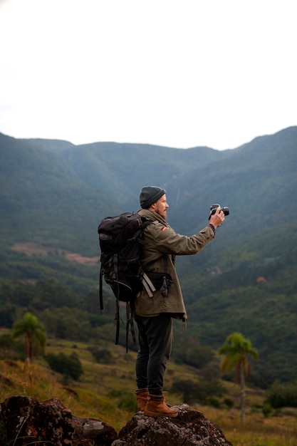 Foto gratuita hombre aventurero de tiro completo vivaqueando