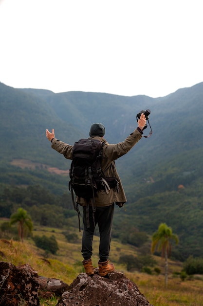 Hombre aventurero de tiro completo vivaqueando