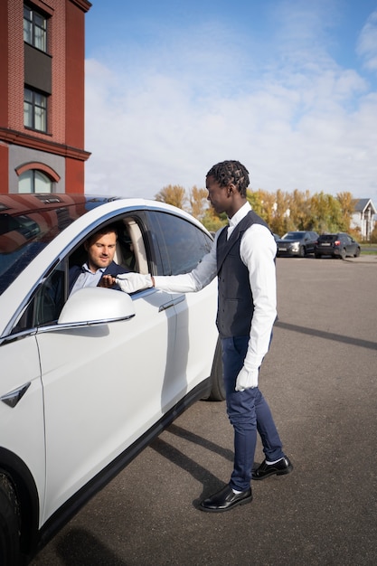 Foto gratuita hombre de ayuda de valet de tiro completo