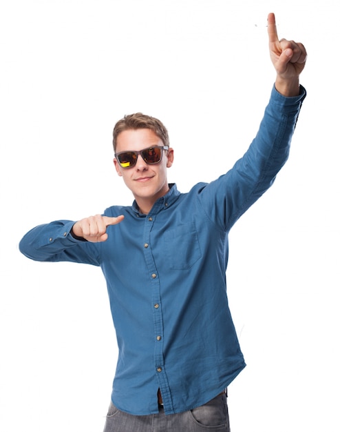 Hombre bailando con gafas de sol