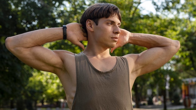 Hombre con banda de fitness trabajando al aire libre