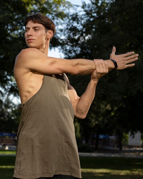 Hombre con banda de fitness trabajando en la naturaleza