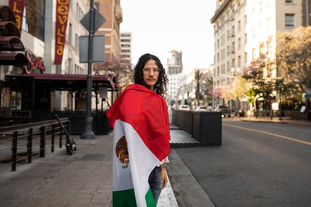 Hombre con bandera mexicana tiro medio