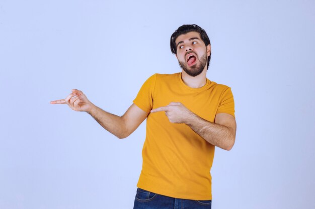 Hombre con barba apuntando hacia la izquierda