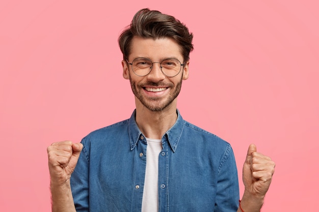 Foto gratuita hombre con barba en camisa vaquera y gafas redondas