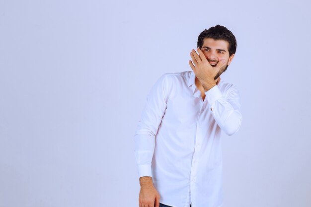 Foto gratuita hombre con barba cubriendo parte de su rostro y riendo.