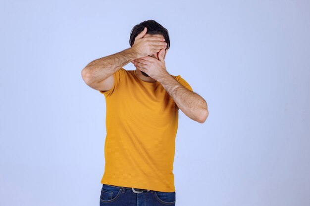 Hombre con barba cubriendo sus ojos mientras tiene sueño