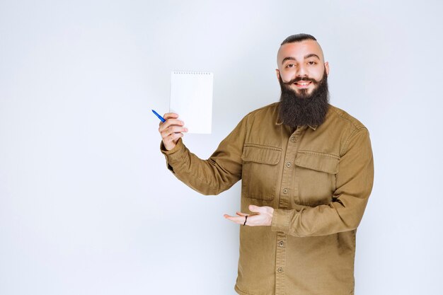 Foto gratuita hombre con barba demostrando su proyecto y esperando revisiones.