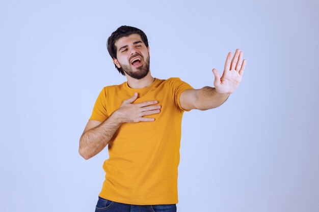 Hombre con barba deteniendo algo