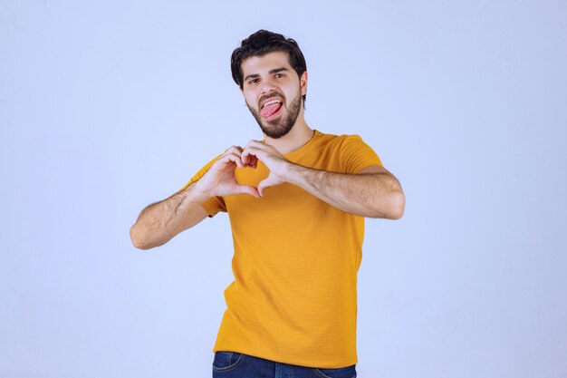 Hombre con barba enviando amor y energía positiva.