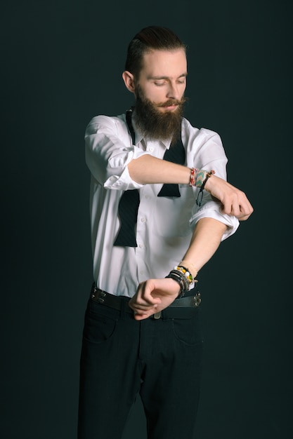 Foto gratuita hombre con barba estilo hipster