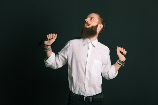 Hombre con barba estilo hipster