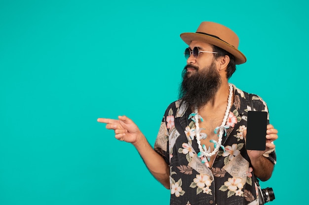 La de un hombre de barba larga y feliz que llevaba un sombrero, una camisa a rayas y un teléfono azul.