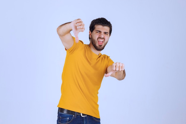 Hombre con barba mostrando signo de mano negativo