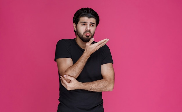 El hombre con barba parece confundido e inexperto sobre algo