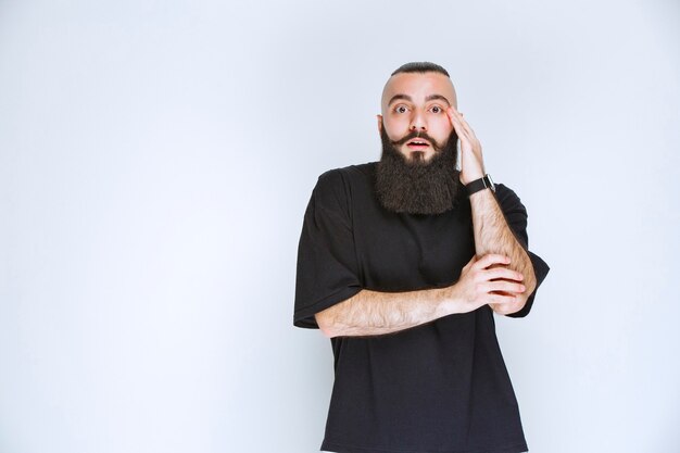 El hombre con barba parece confundido y vacilante.