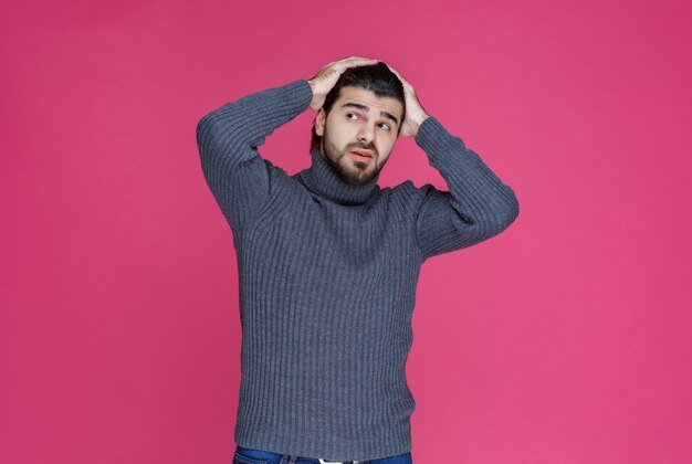 El hombre con barba parece perdido y pensativo.