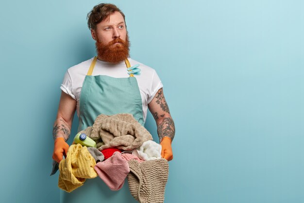 Foto gratuita hombre con barba pelirroja lavando ropa