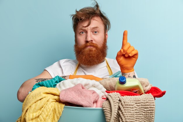 Hombre con barba pelirroja lavando ropa