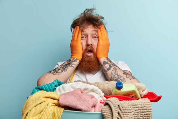 Hombre con barba pelirroja lavando ropa
