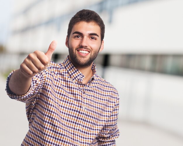 El hombre con barba que muestra el pulgar hacia arriba.