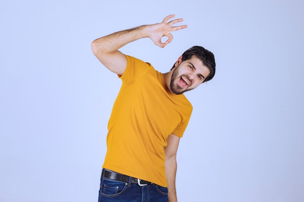 Foto gratuita hombre con barba que muestra el signo de círculo ok