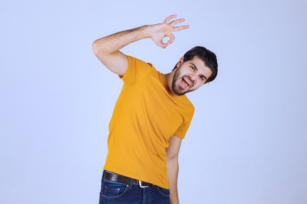 Hombre con barba que muestra el signo de círculo ok