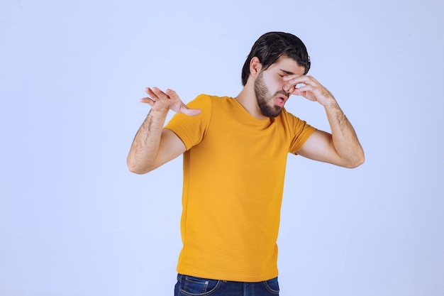 Foto gratuita hombre con barba siente mal olor