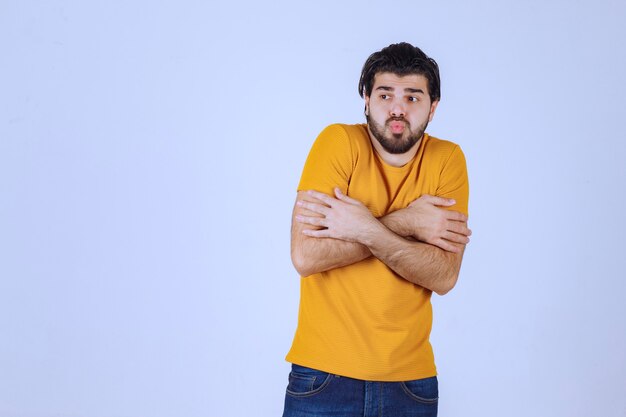 Hombre con barba sintiendo frío