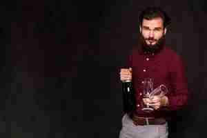 Foto gratuita hombre con barba sosteniendo champagne