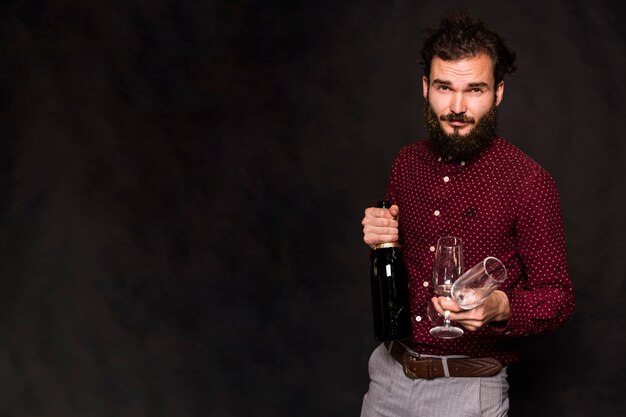 Hombre con barba sosteniendo champagne