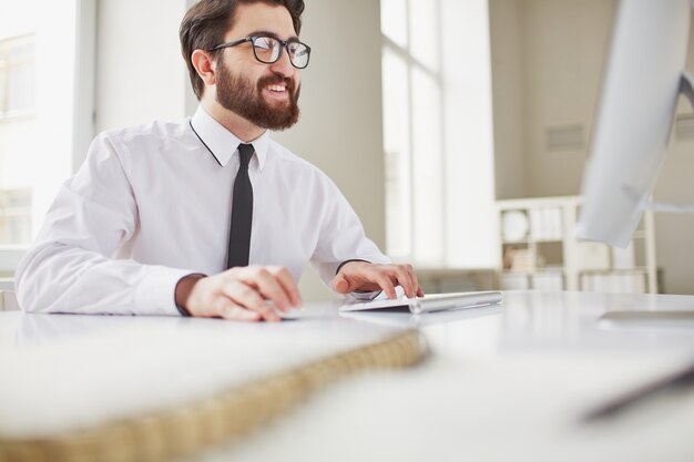 Hombre con barba trabajando solo